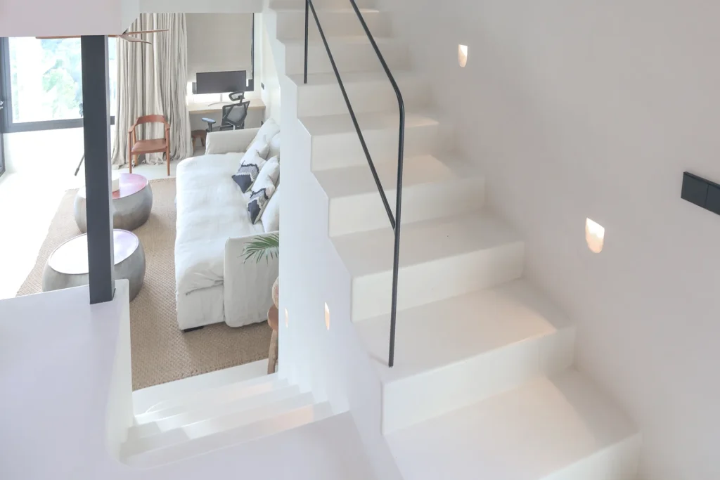 Manfredi Arquitectura Islas Baleares Diseño de Interiores Mobiliario Paisajismo Interiorismo Project Management Ibiza Sostenibilidad Espacios Humanizados Salón Comedor Escaleras Entreplantas