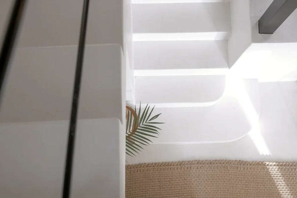 Manfredi Arquitectura Islas Baleares Diseño de Interiores Mobiliario Paisajismo Interiorismo Project Management Ibiza Sostenibilidad Espacios Humanizados Salón Comedor Escaleras Entreplantas