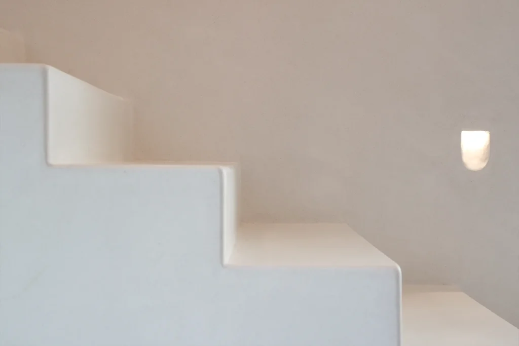 Manfredi Arquitectura Islas Baleares Diseño de Interiores Mobiliario Paisajismo Interiorismo Project Management Ibiza Sostenibilidad Espacios Humanizados Salón Comedor Escaleras Microcemento