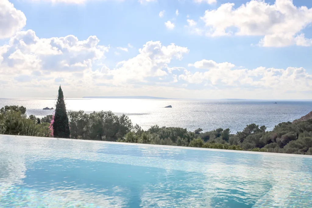 Manfredi Arquitectura Islas Baleares Diseño de Interiores Mobiliario Paisajismo Interiorismo Project Management Ibiza Sostenibilidad Espacios Humanizados Piscina infinita Mar Islas