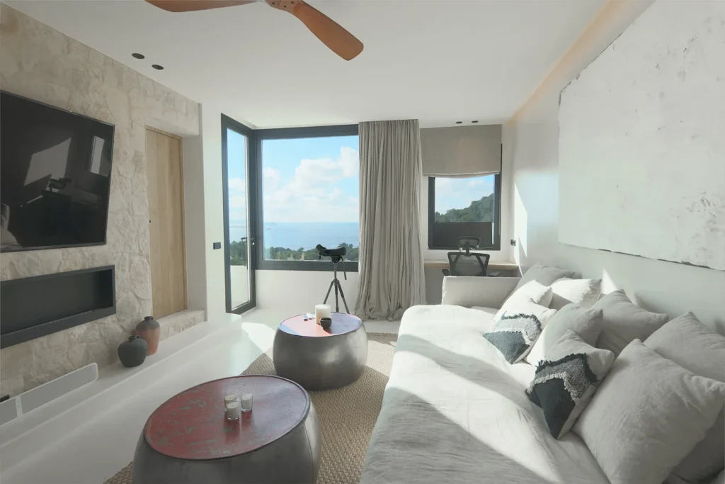 Manfredi Arquitectura Islas Baleares Diseño de Interiores Mobiliario Paisajismo Interiorismo Project Management Ibiza Sostenibilidad Espacios Humanizados Piscina infinita Mar Islas Salón