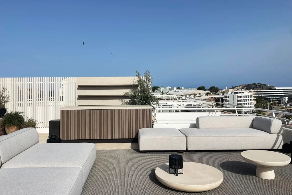 Manfredi Arquitectura Islas Baleares Diseño de Interiores Mobiliario Paisajismo Interiorismo Project Management Ibiza Sostenibilidad Espacios Humanizados Terraza Ibiza